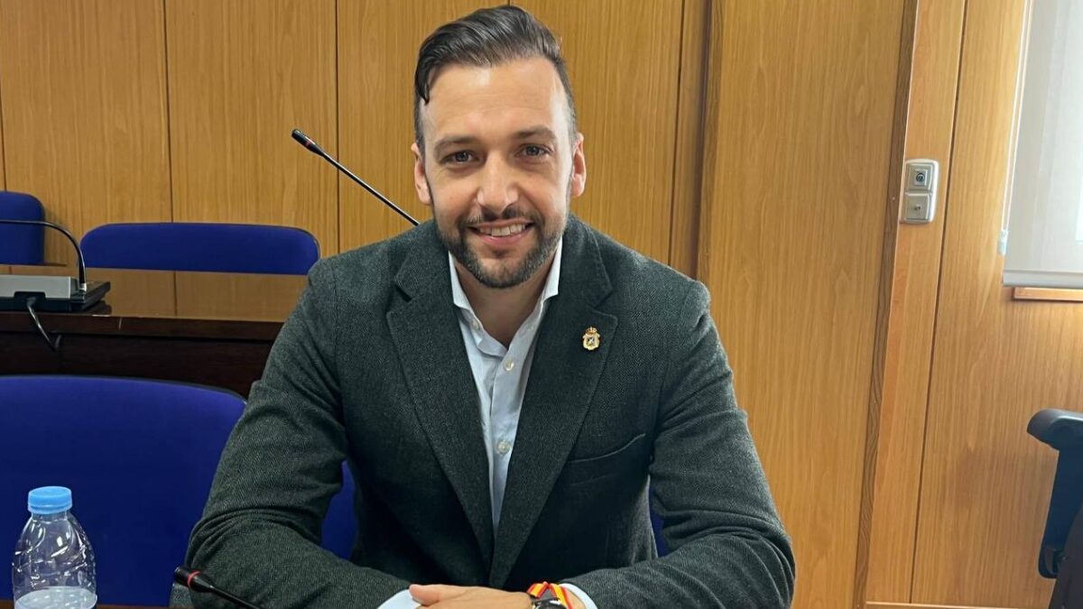 VOX recrimina al PP que rechace su propuesta de dotar a la Policía Local de Roquetas de Mar con pistolas táser y de gas pimienta “pese al aumento de la criminalidad”