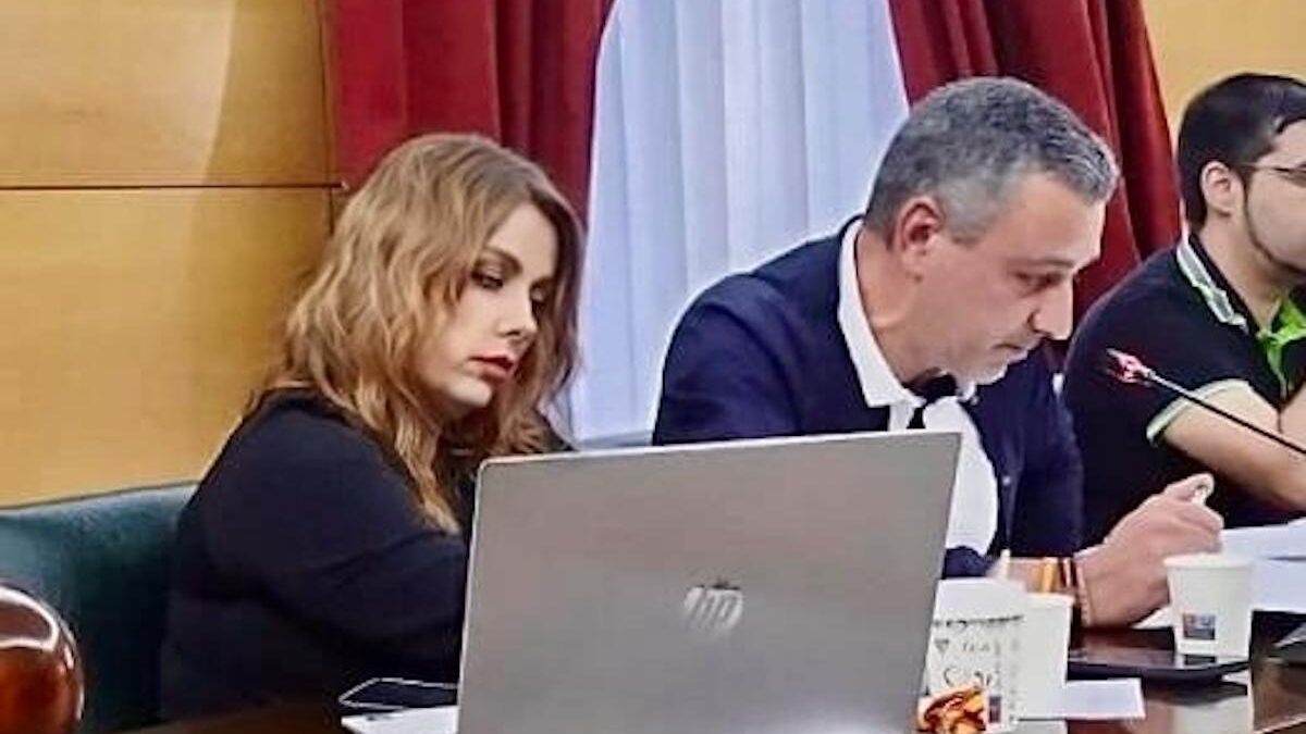 VOX Langreo denuncia pagos ocultos a sindicatos y exige explicaciones a la concejal de Hacienda 