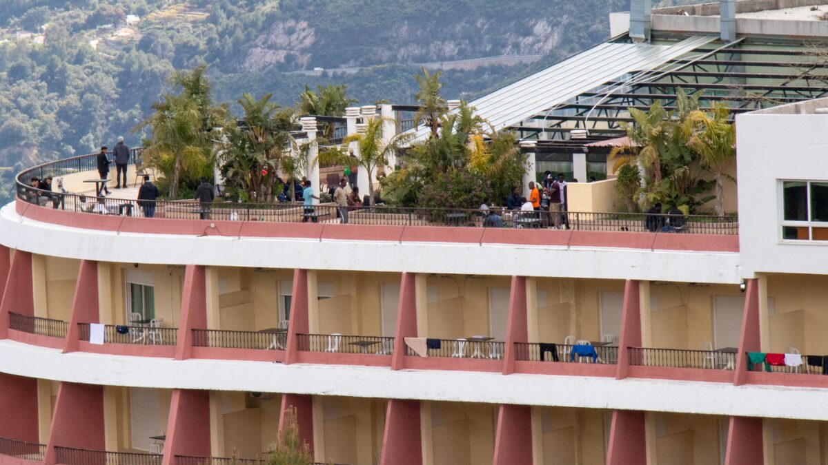 VOX denuncia el traslado de más de 100 inmigrantes ilegales a un hotel de lujo ubicado en Ojén