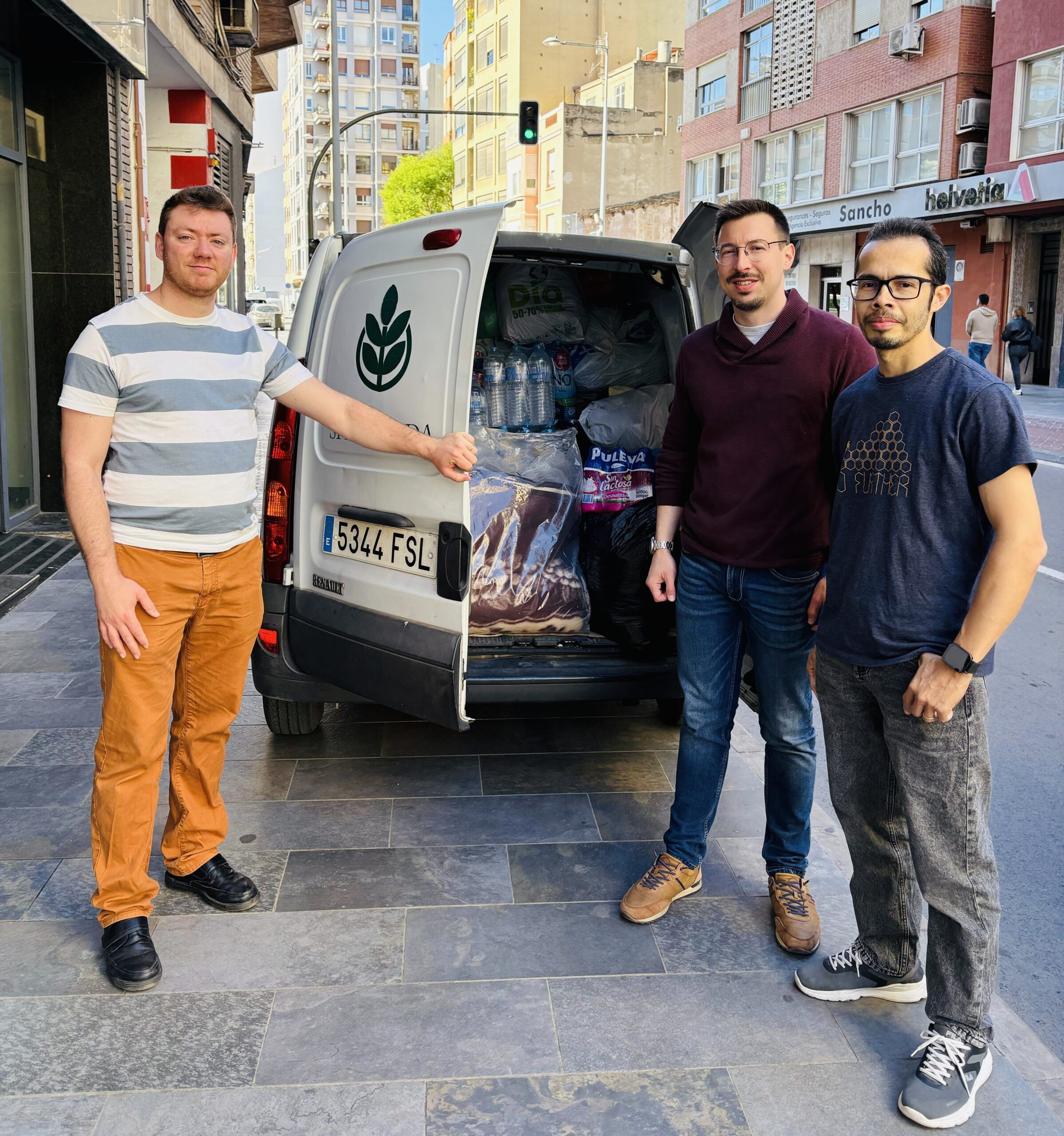 Simpatizantes y afiliados de VOX donan a Provida en Castellón más de 250 kilos de alimentos no perecederos