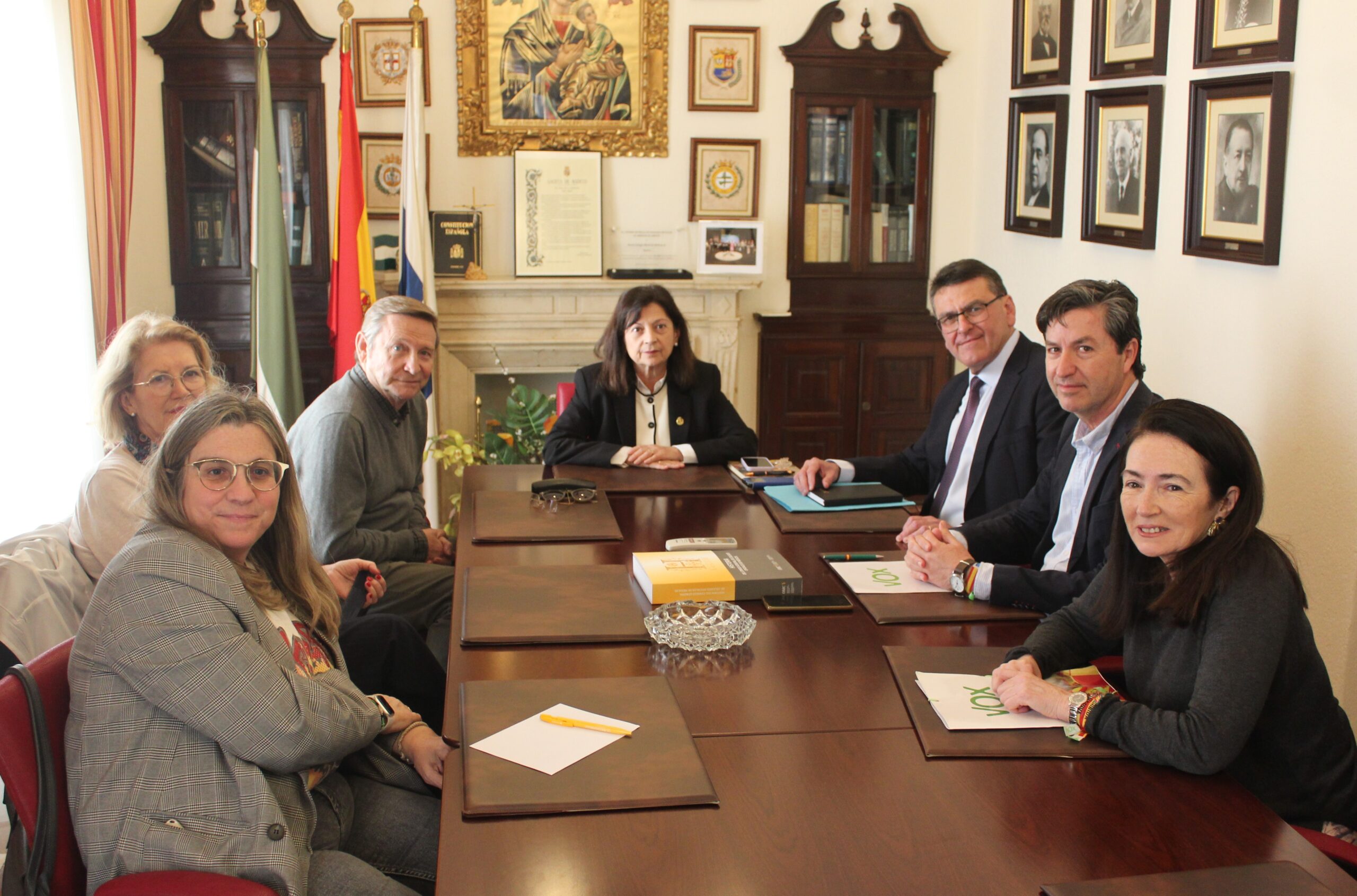 El Colegio de Médicos y VOX abordan la situación sanitaria de Huelva