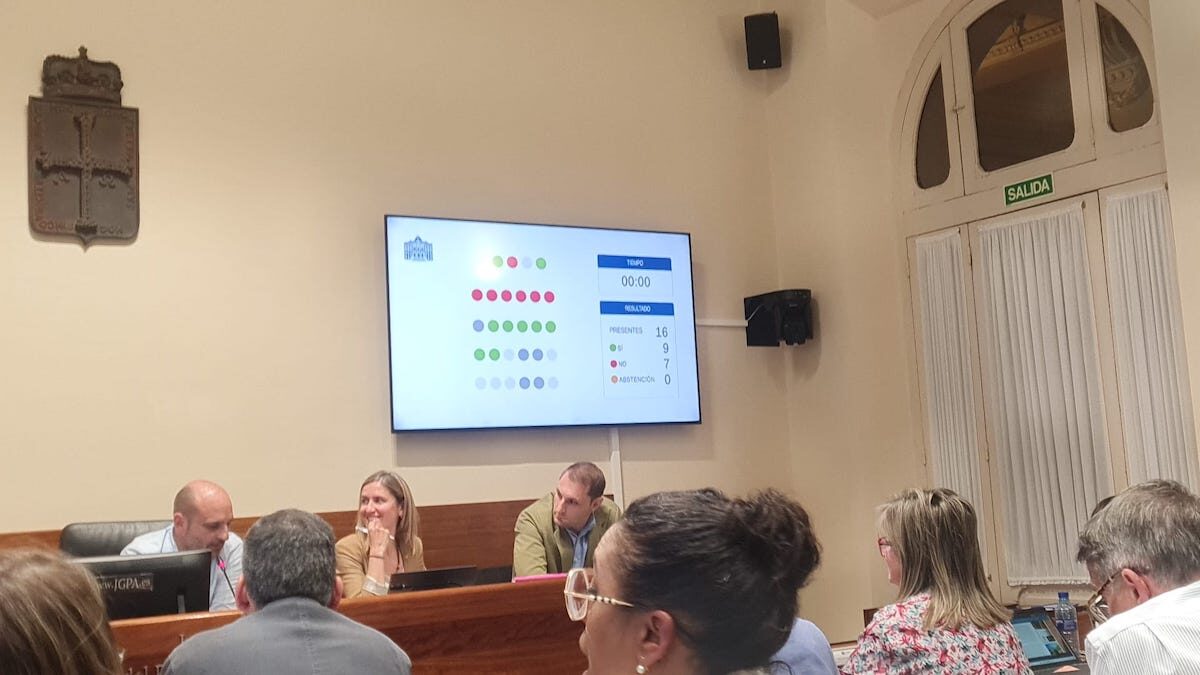 VOX Asturias saca adelante en la Junta General su propuesta para reducir la burocracia en el inicio de la actividad hostelera
