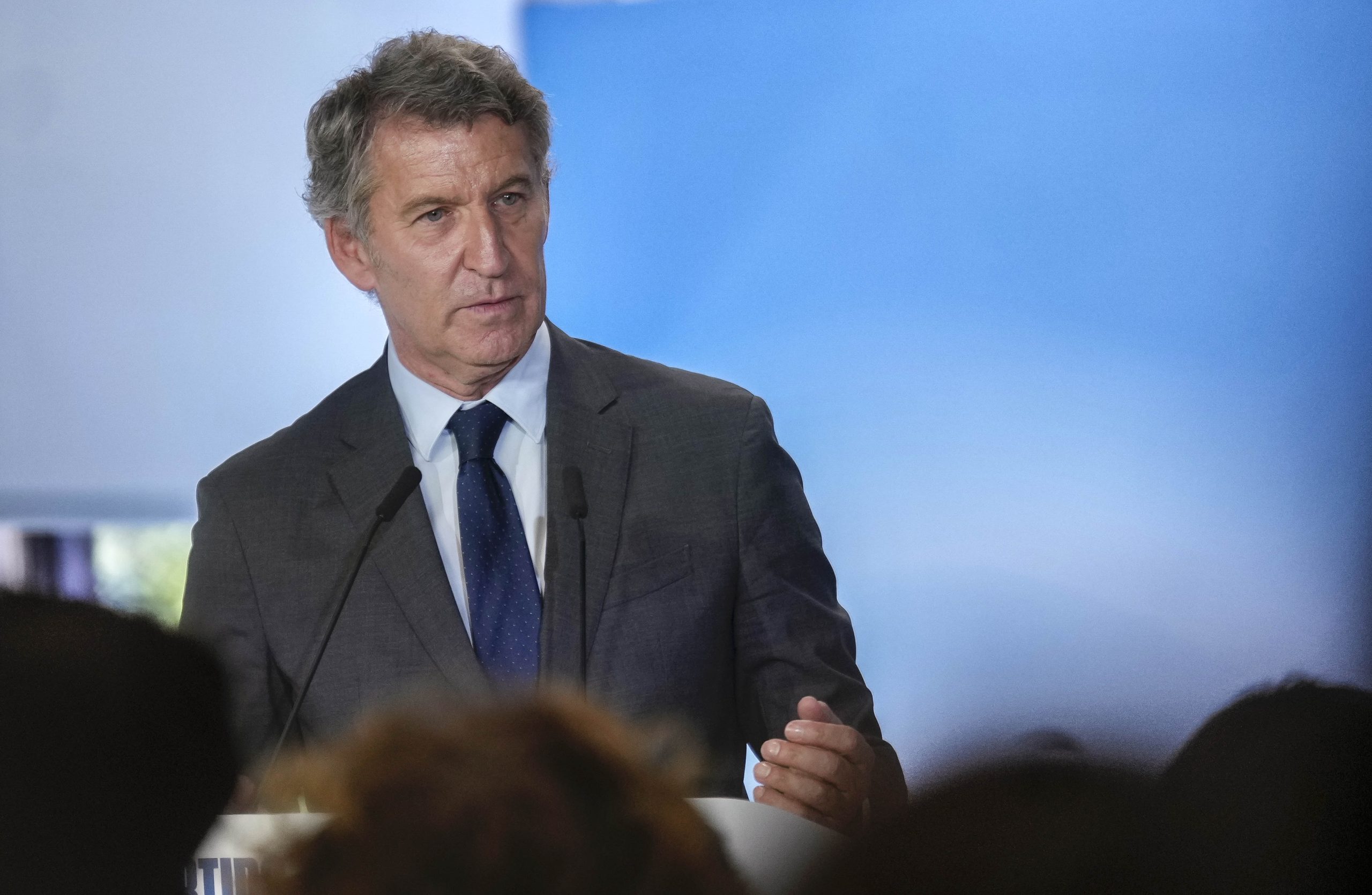 Feijóo a Sánchez: “Debería dimitir porque es imposible que los presuntos delincuentes que le rodean pudieran delinquir sin él”