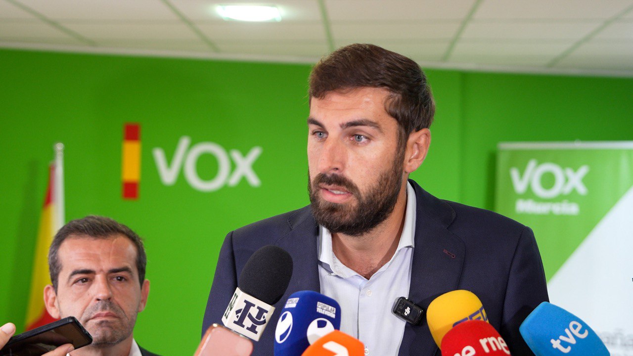 Antelo: “El dúo sacapuntas de Feijóo y López Miras miente para demonizar a VOX”