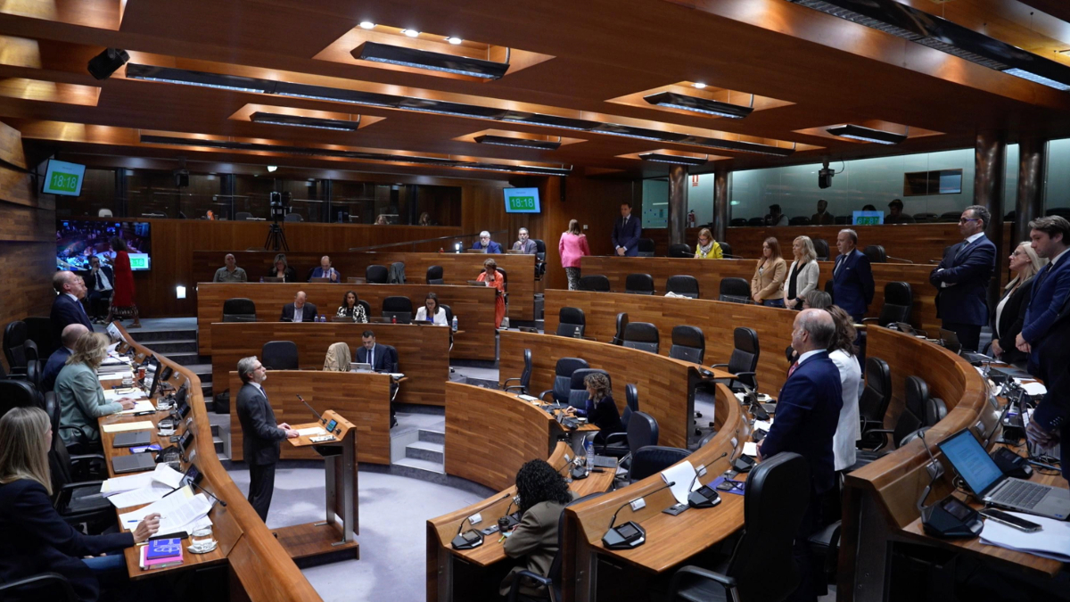 VOX pide un minuto de silencio en memoria de todas las víctimas inocentes de terrorismo y guerras: la Izquierda se queda sentada