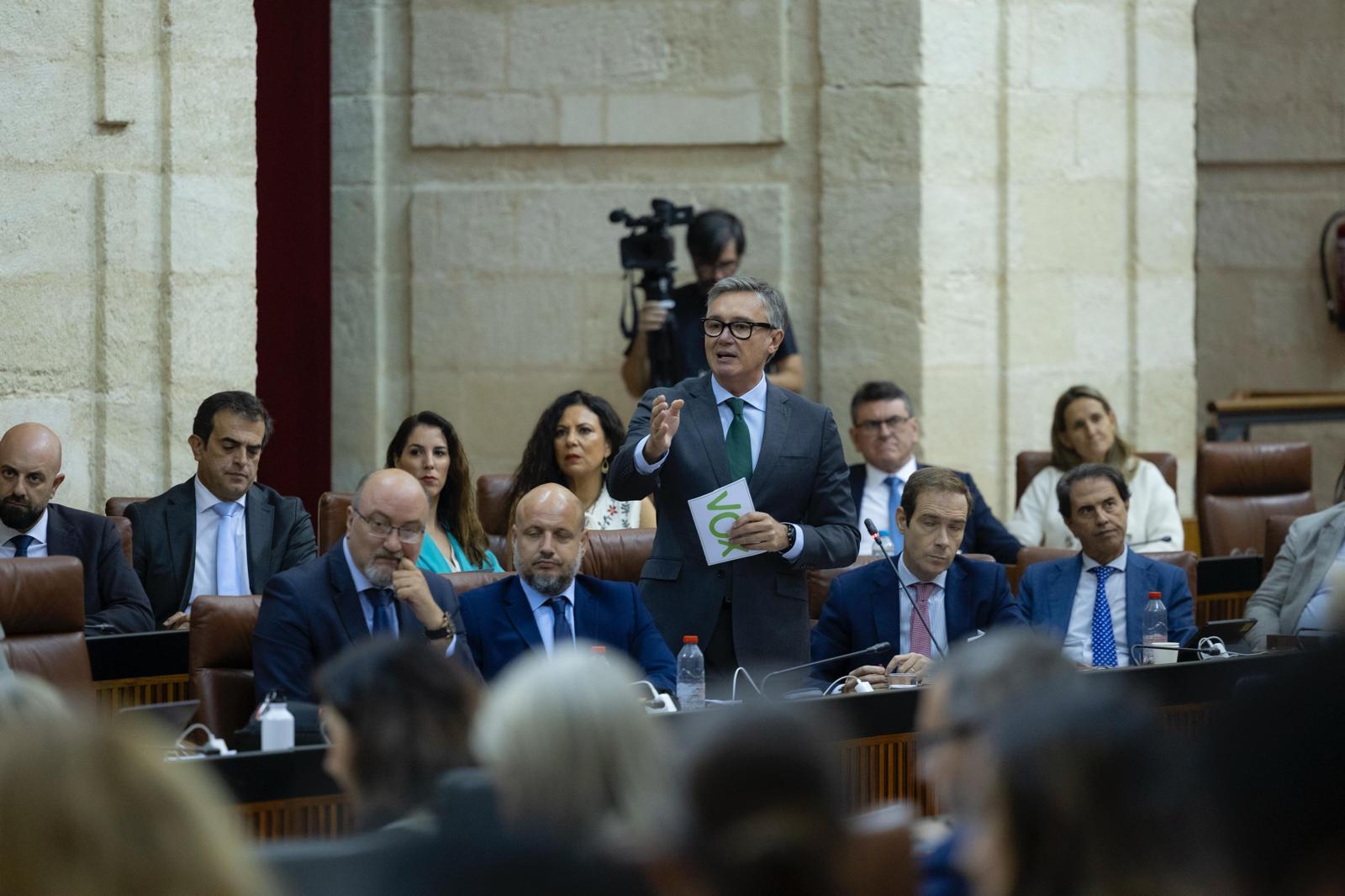Gavira, a Moreno Bonilla: “Recordaremos a los andaluces las víctimas de la inmigración ilegal, las niñas violadas, los ancianos atracados, las mujeres que tienen que ir dos pasos por detrás de los hombres, con una capucha en la cabeza"