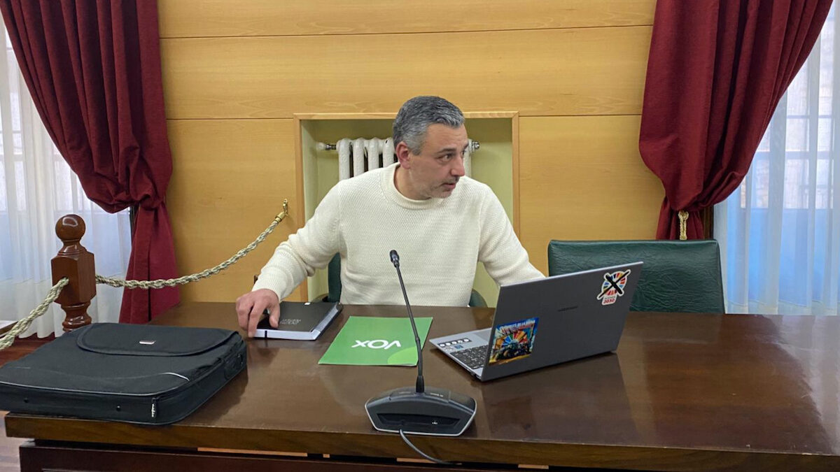 VOX Langreo tilda de “cobardía” la retirada del punto del orden del día sobre el convenio de El Puente y denuncia las amenazas del PCE y el asedio a los vecinos encerrados