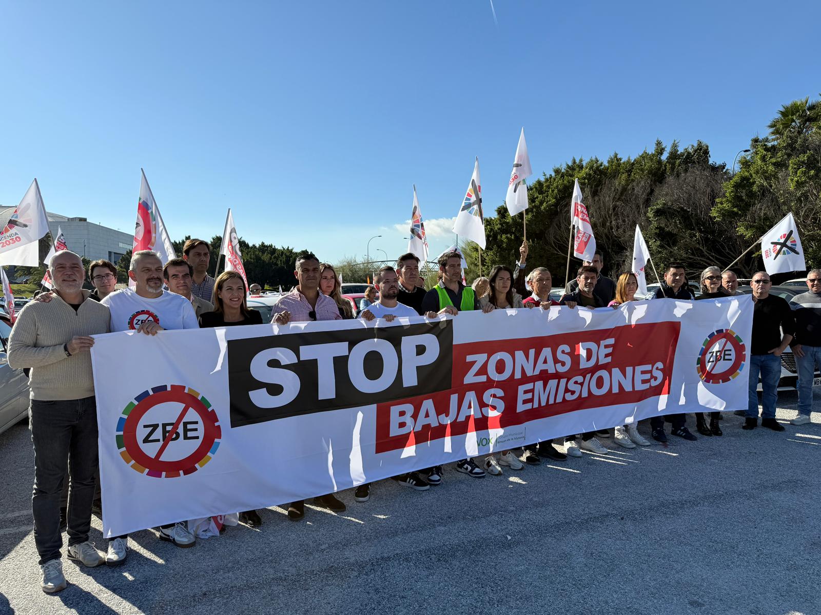 VOX Málaga intensifica su campaña contra la entrada en vigor de la Zona de Bajas Emisiones con una caravana de coches