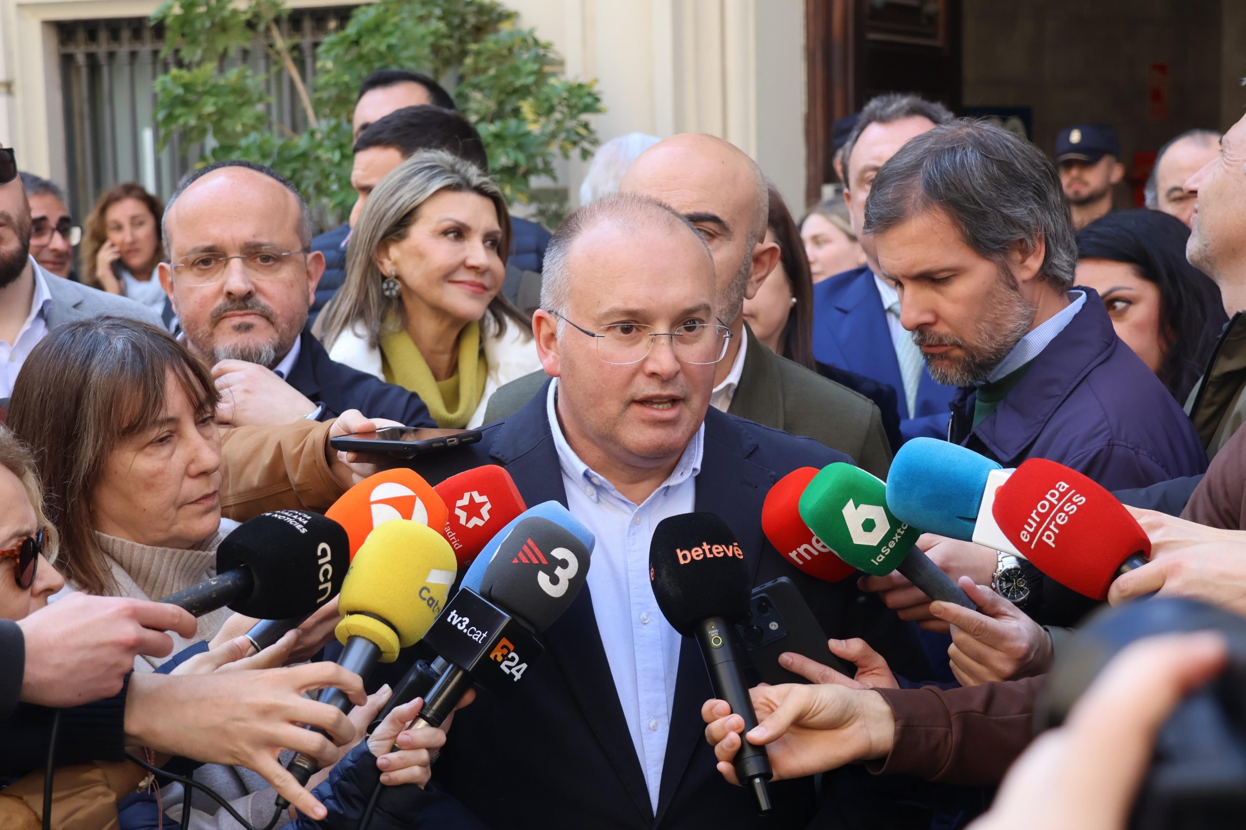 Tellado llama a los españoles a que participen en la movilización del domingo en Madrid y proclamen el “basta ya”: “Si hablan y delinquen como la mafia, son la mafia”