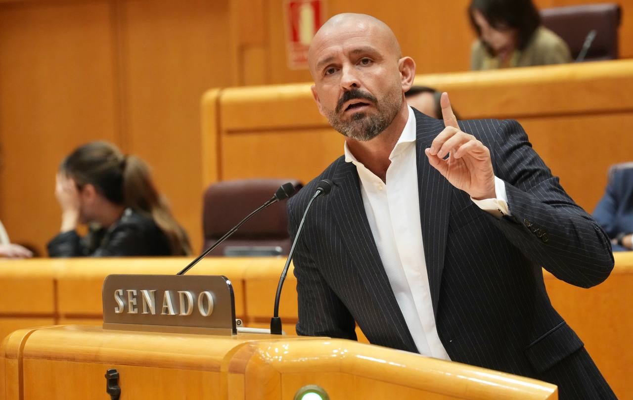 De los Santos retrata la igualdad y el feminismo de Sánchez con el “robo de urnas” y el dinero de la prostitución