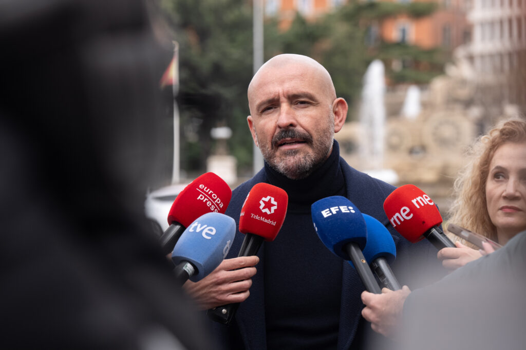 De los Santos señala que el Gobierno de Sánchez se enfrenta a una semana “terrible” con los “rateros” de Ábalos y Koldo García en el banquillo