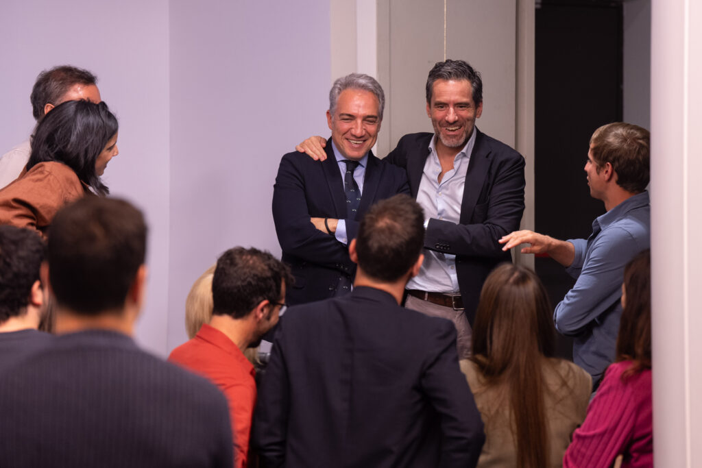 Borja Sémper saluda a la prensa tras su reincorporación 04.05.2026