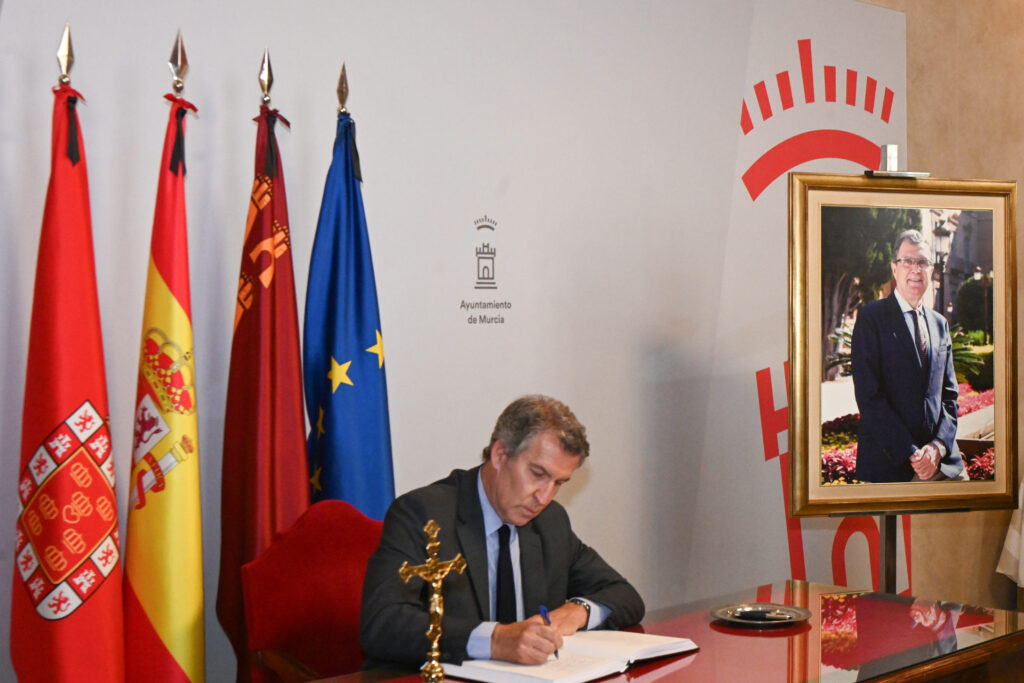 Alberto Núñez Feijóo acude al funeral de José Ballestas en Murcia