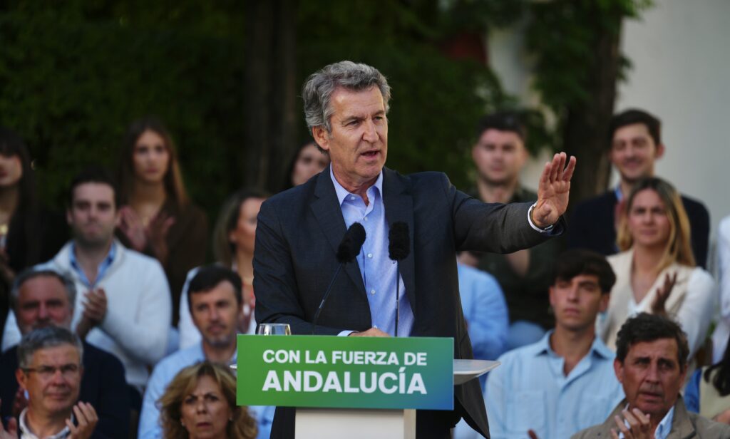 Feijóo reclama la estabilidad y certidumbre de Moreno frente a la decadencia y corrupción “del antes y ahora” de Sánchez y Zapatero