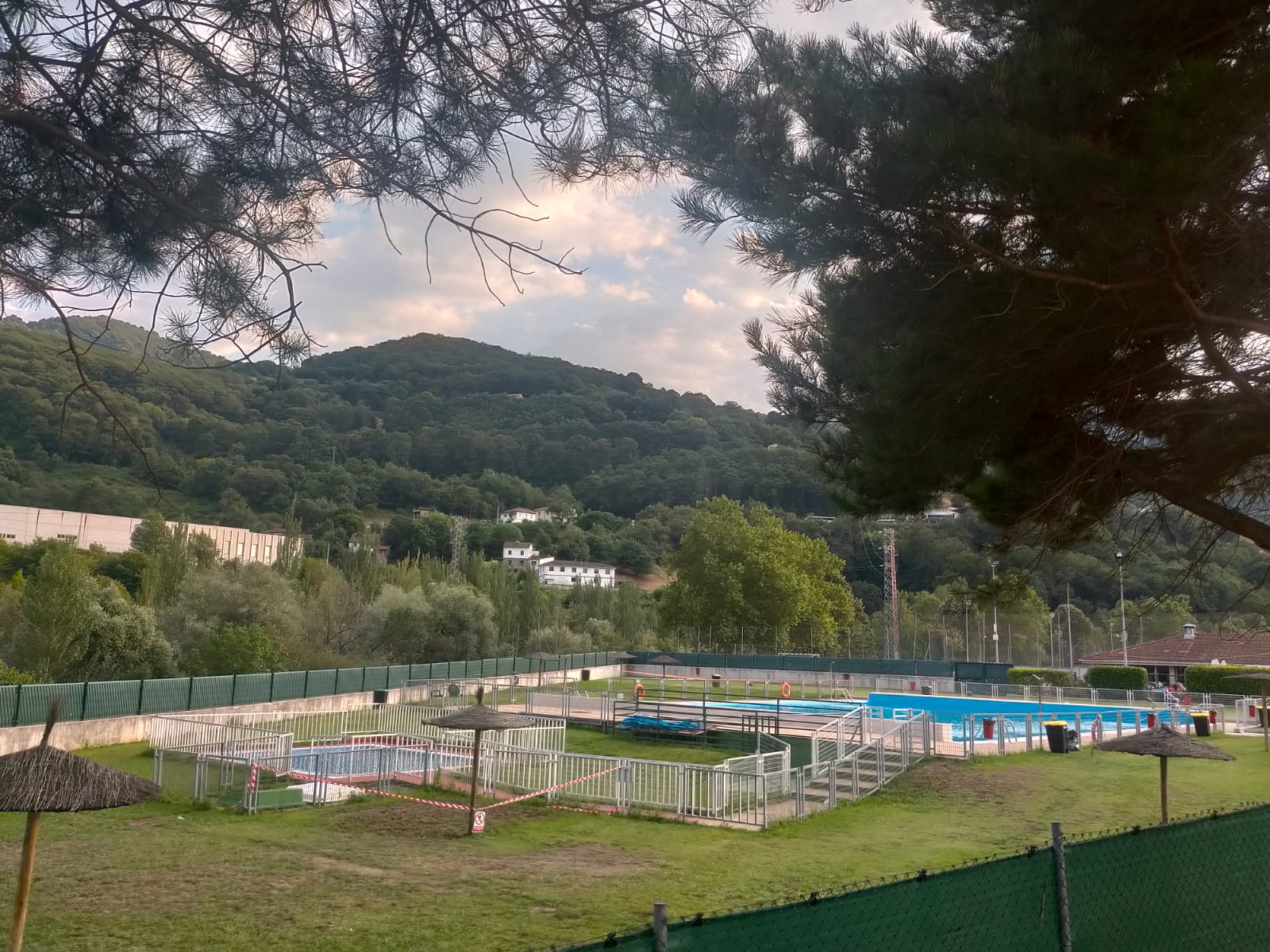 VOX solicita un servicio de vigilancia para garantizar el cumplimiento de las normas en la piscina municipal