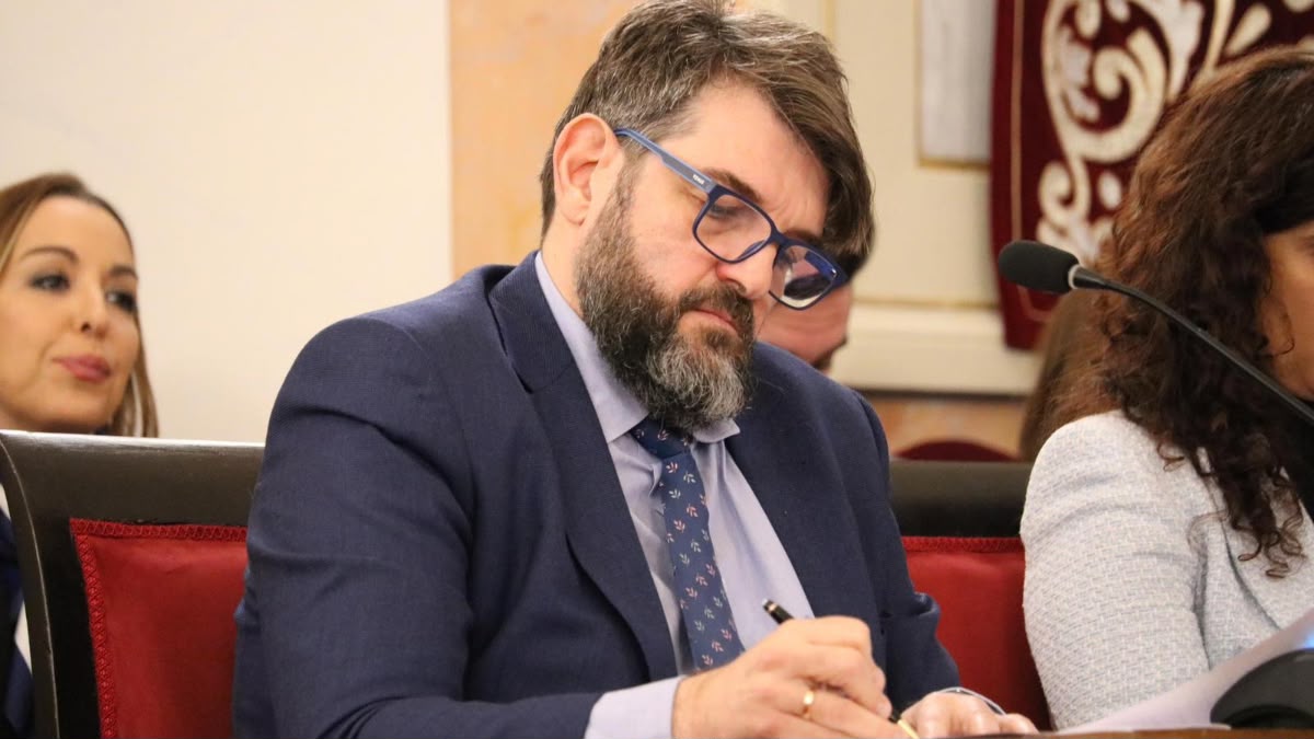 VOX Alcalá destaca la citación judicial del edil socialista Alberto Blázquez y reclama al PP el acceso a la contabilidad de la Ciudad Deportiva Municipal