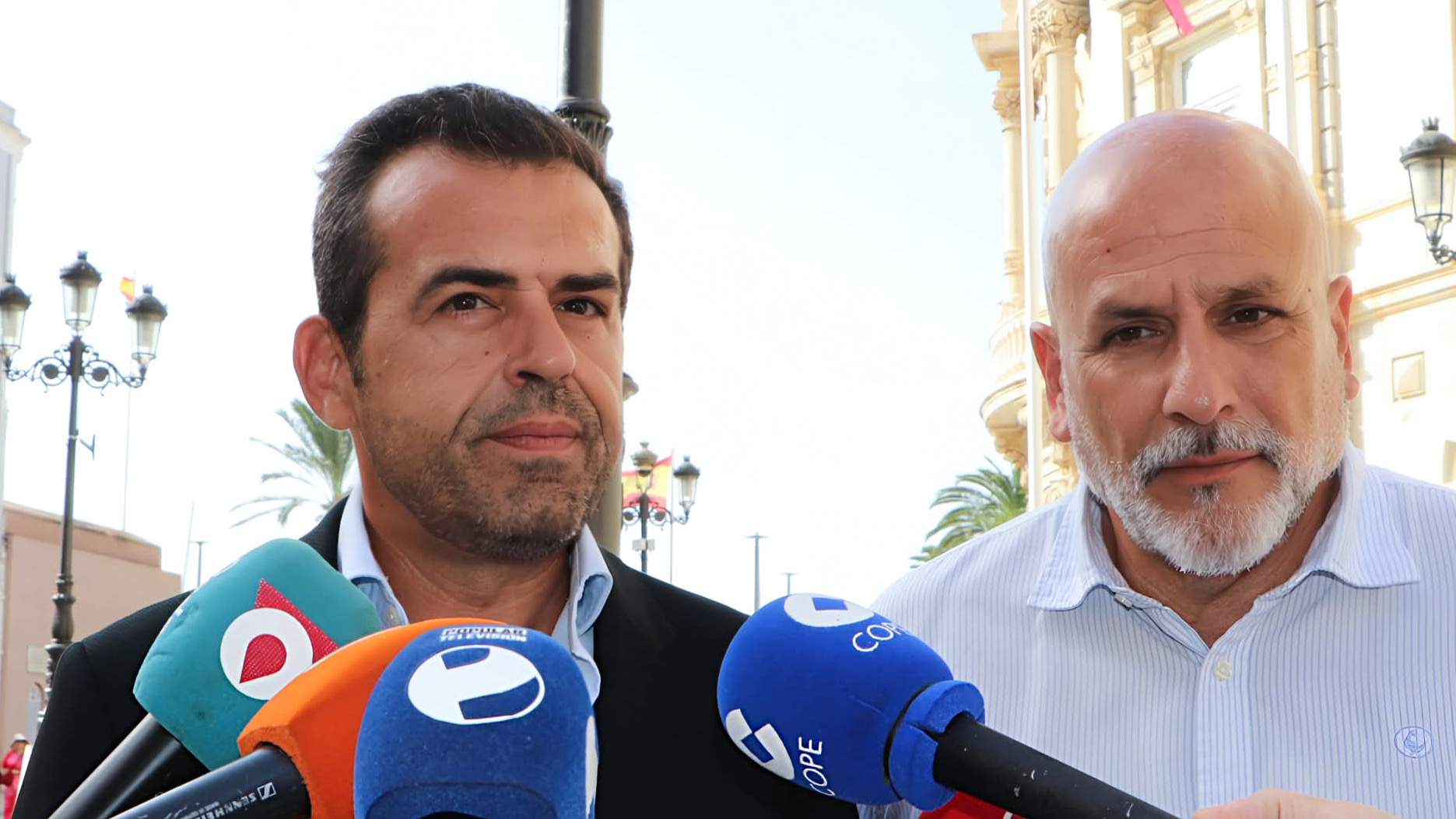 VOX denuncia que las costas de la Región de Murcia se han convertido en un coladero para la inmigración ilegal, acusa a Sánchez de traición y exige al PP que deje las “pantomimas vacacionales”