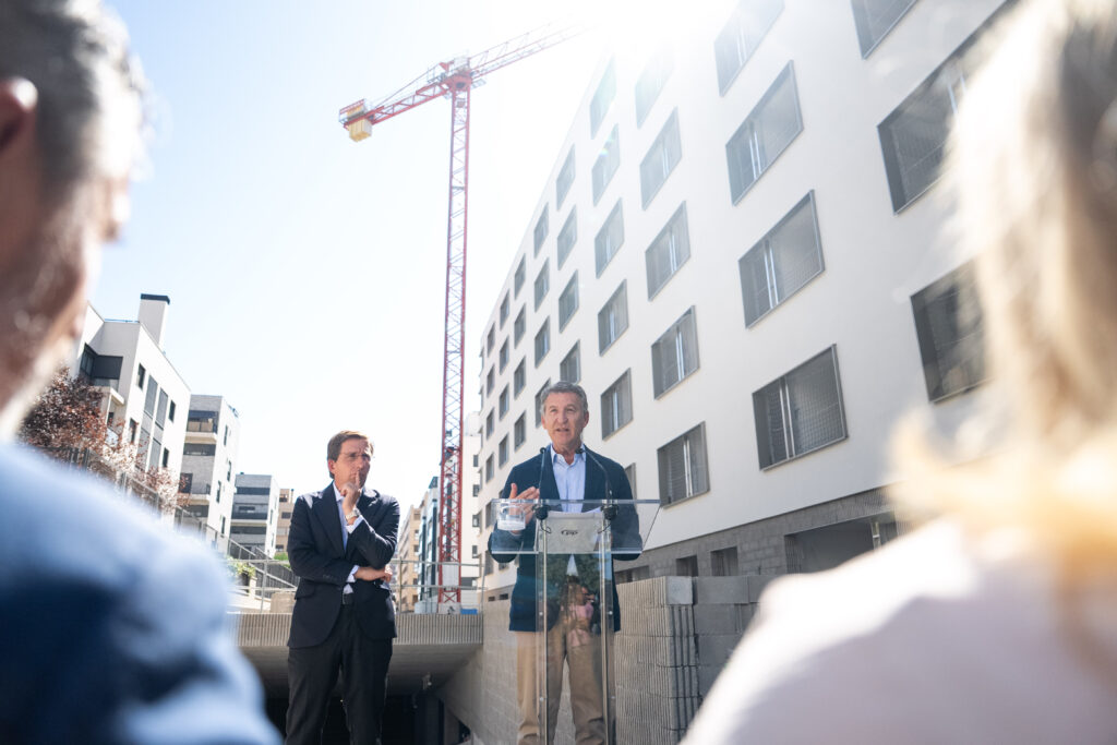 Feijóo ejemplifica en los jóvenes su plan de vivienda: tendrán hasta 26.000 euros de ayuda fiscal y necesitarán 50.000 menos para la firma en una casa de 250.000 