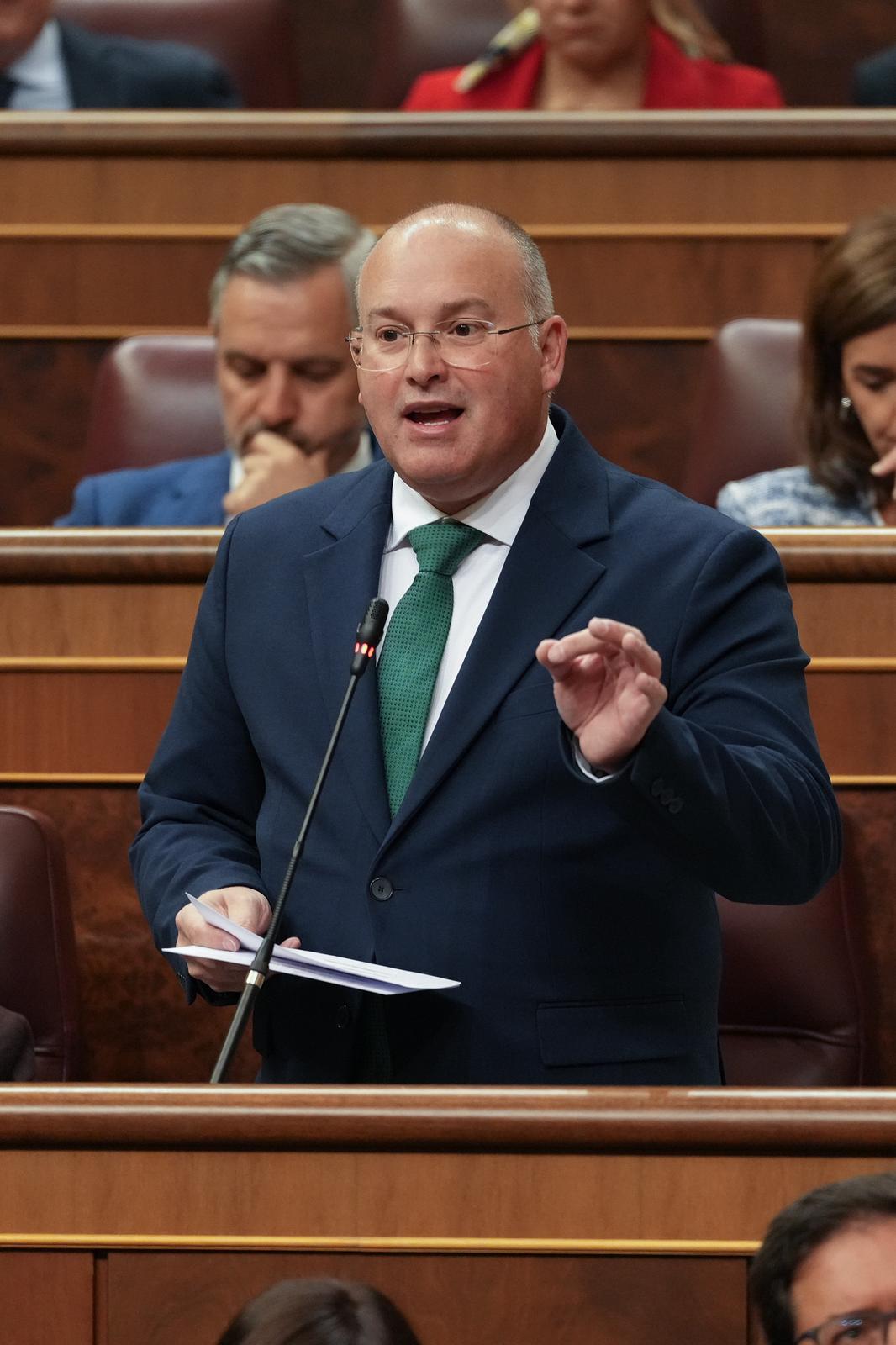 Tellado compara a Marlaska con un ministro de una dictadura bananera y le señala: “Ayer salió en un furgón policial como un vulgar delincuente” 
