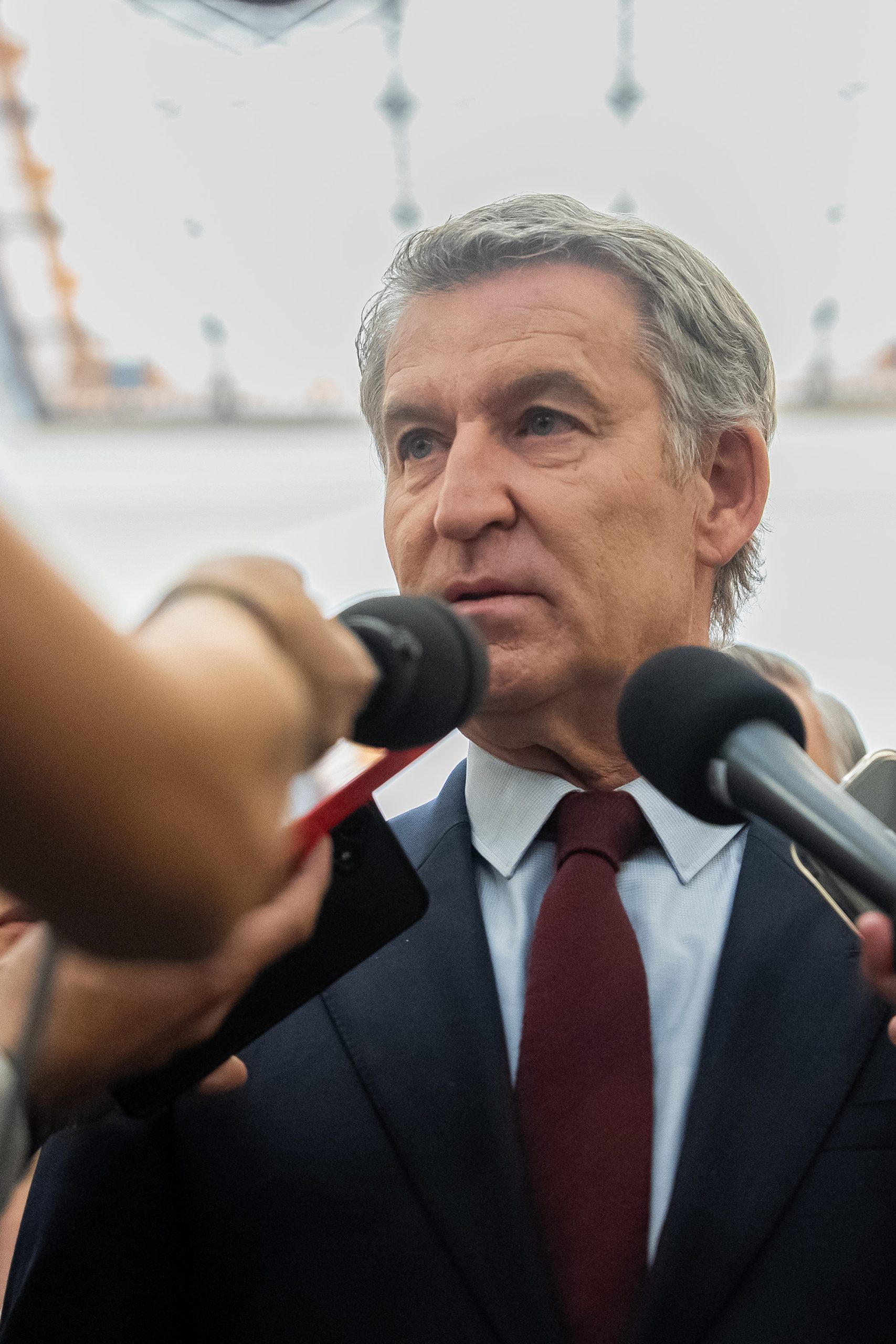 Feijóo dice que a Sánchez le han pillado haciendo trampas con la ley de nietos y se muestra convencido de que el Constitucional no irá contra el Supremo y la JEC 