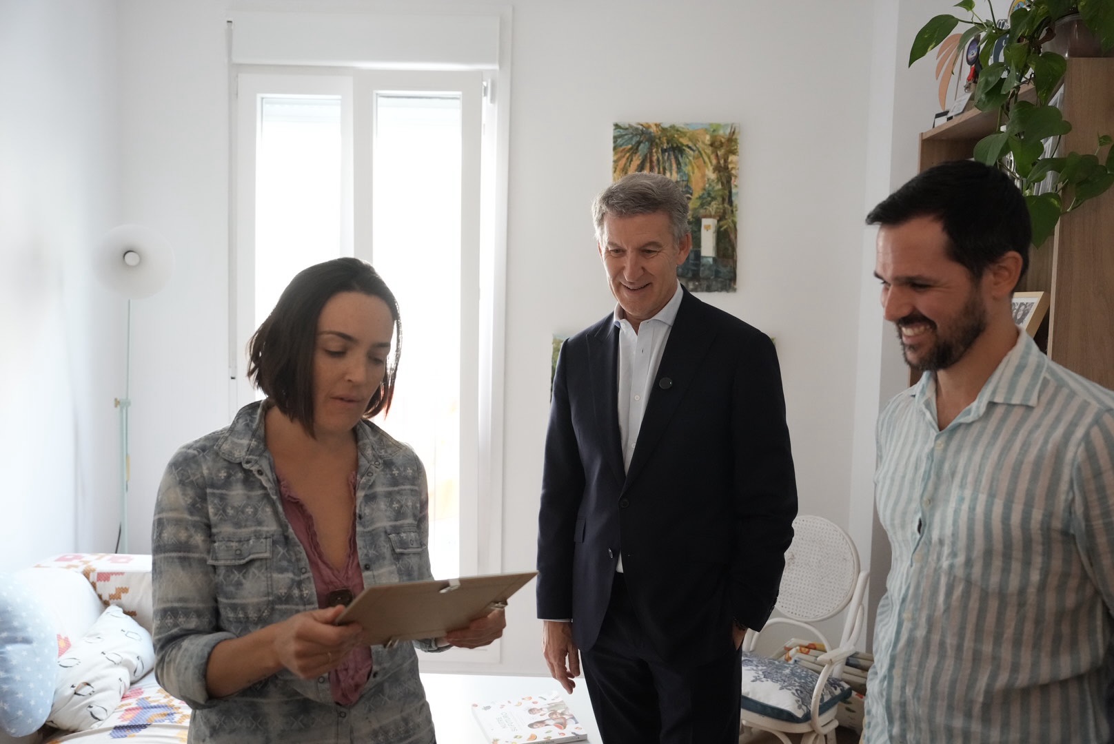 Feijóo visita a una familia beneficiaria de una promoción de VPO en Sevilla 21.10.2026