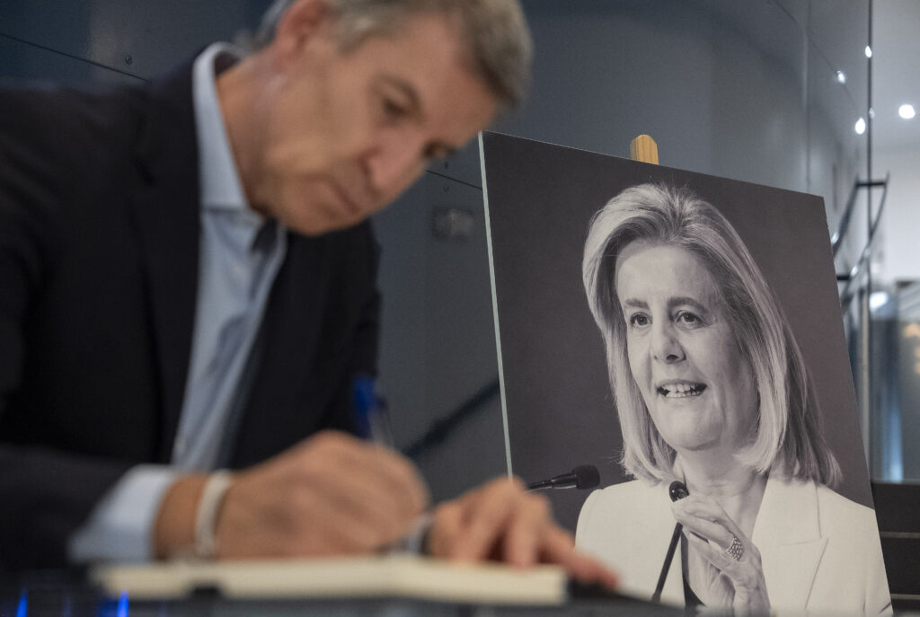 Alberto Núñez Feijóo firma el libro de condolencias en memoria de Fátima Báñez 29.10.2026