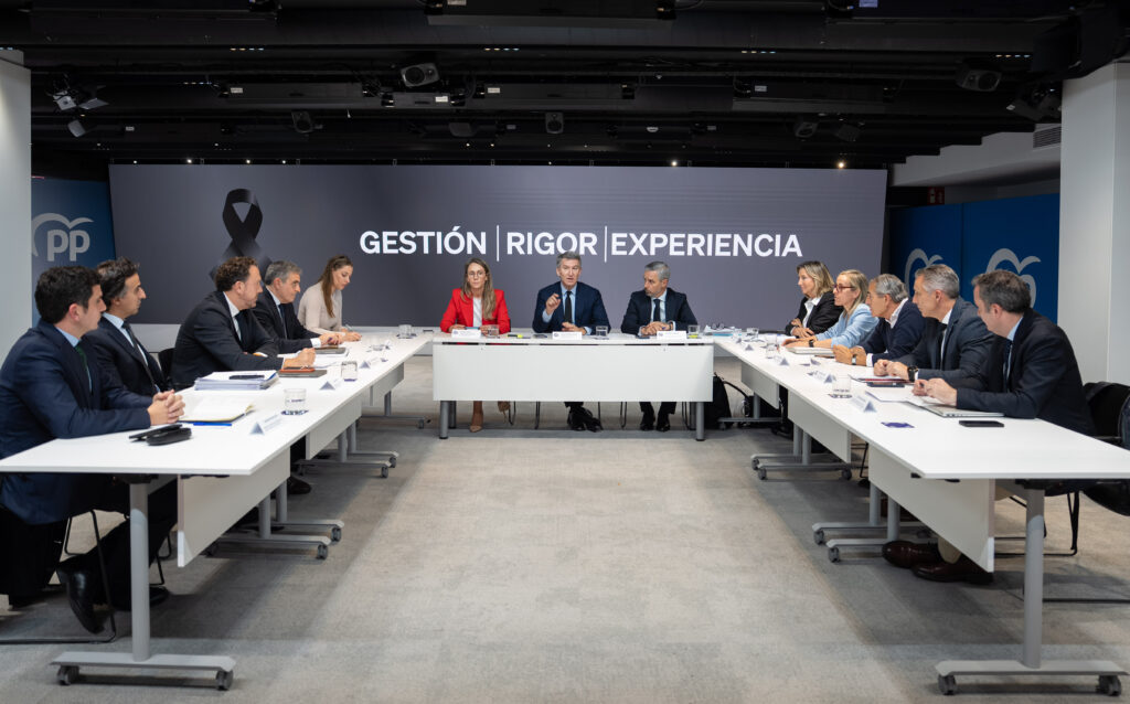 Feijóo se reúne con expertos en infraestructuras y servicios ferroviarios 30.10.2026