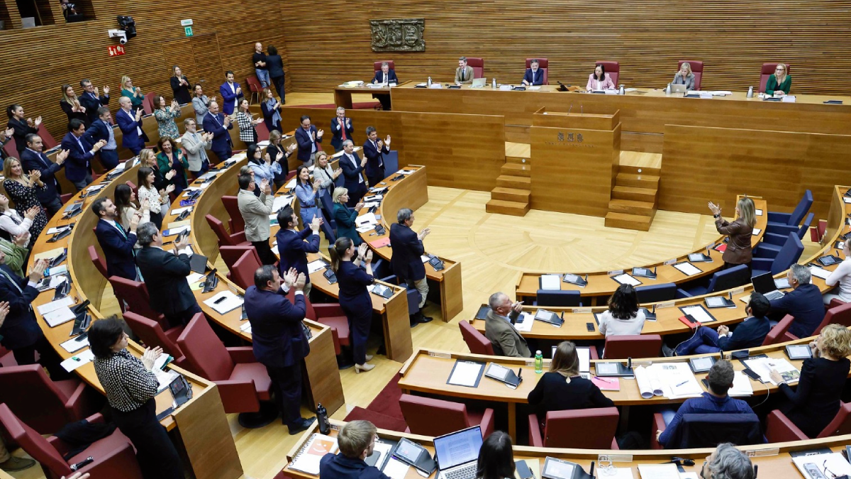 VOX pide reforzar el número de autobuses, microbuses y taxis en pequeños municipios y coordinar sus horarios con los centros sanitarios, educativos y trabajos
