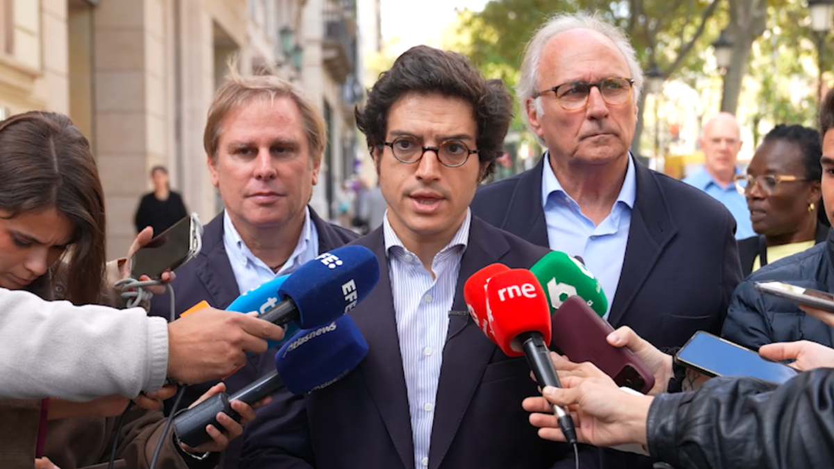 Figaredo denuncia desde Barcelona que “España no funciona” y acusa al Gobierno de abandonar las infraestructuras y los servicios públicos