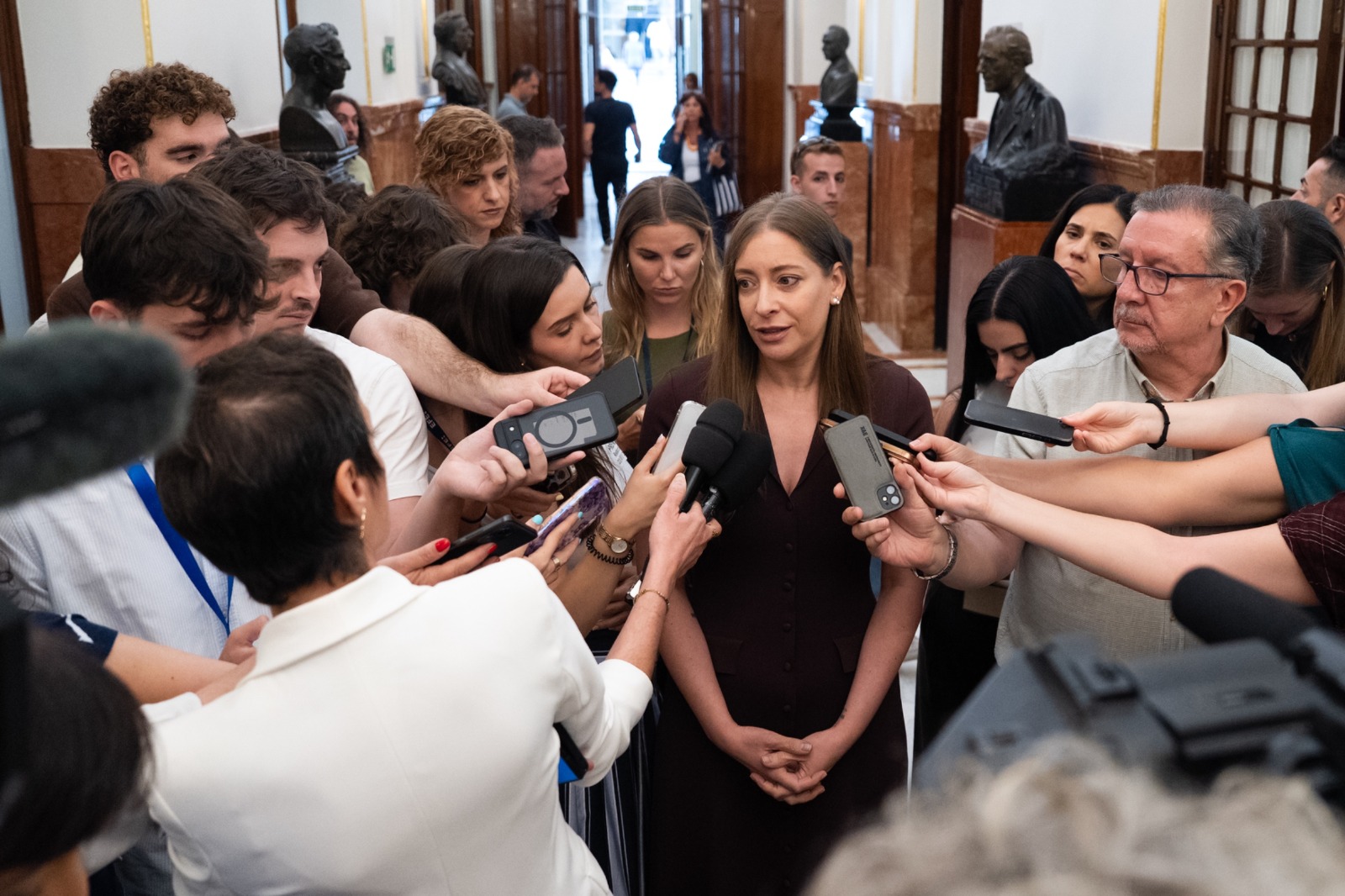 Ester Muñoz ve «incomprensible que Pedro Sánchez sea tan frívolo e irresponsable» como para «ir bailando de mitin en mitin» mientras su «país está ardiendo»